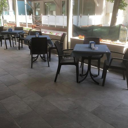 Hotel Laura Римини Экстерьер фото