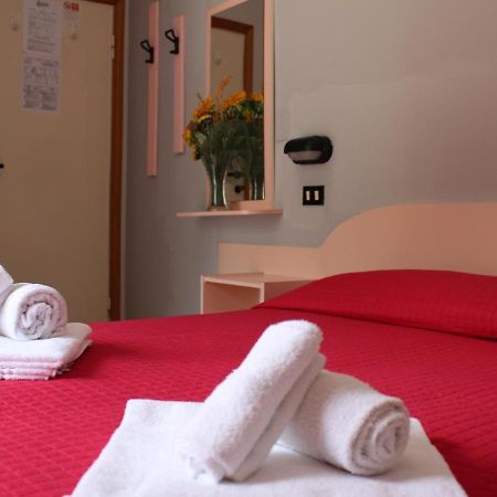 Hotel Laura Римини Экстерьер фото