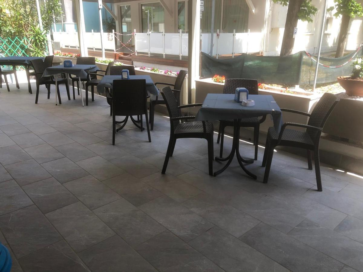 Hotel Laura Римини Экстерьер фото