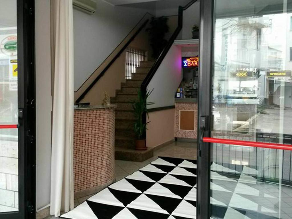 Hotel Laura Римини Экстерьер фото