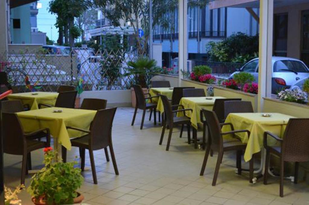 Hotel Laura Римини Экстерьер фото
