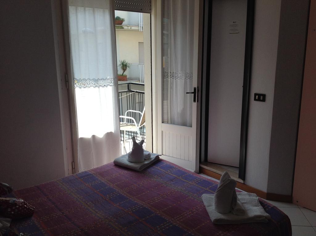 Hotel Laura Римини Экстерьер фото