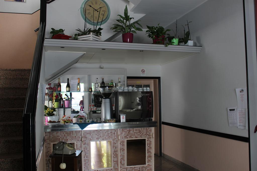 Hotel Laura Римини Экстерьер фото