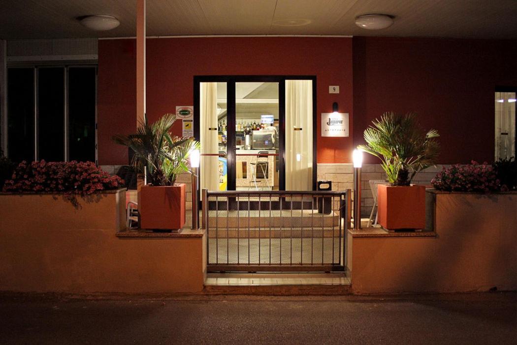 Hotel Laura Римини Экстерьер фото