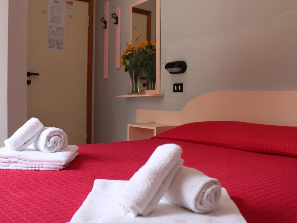 Hotel Laura Римини Экстерьер фото