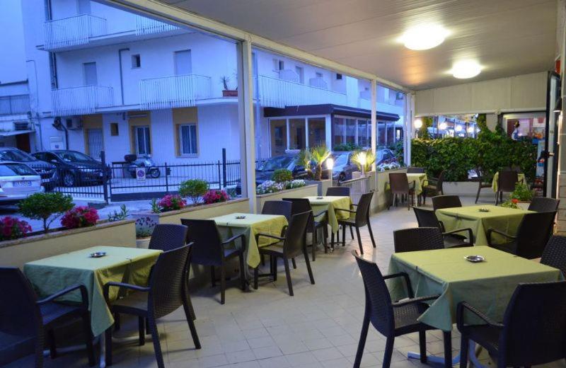 Hotel Laura Римини Экстерьер фото